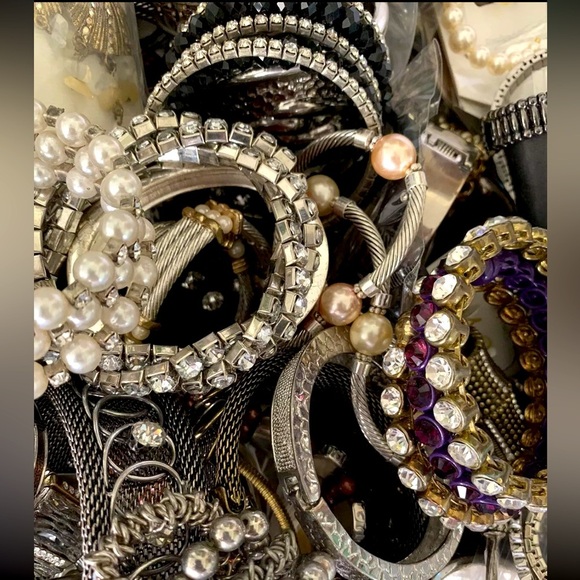 3 LBS UNSEARCHED UNTESTED COSTUME JEWELRY LOT~ gold, silver rhinestones pearls - Picture 1 of 6